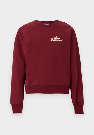 Μπλουζάκι σε μπορντό χρώμα με στρογγυλή λαιμόκοψη και μακριά μανίκια, με ριμπ μανσέτες και τελείωμα, που διαθέτει το λογότυπο «New Balance» στο πάνω αριστερό μέρος του στήθους.