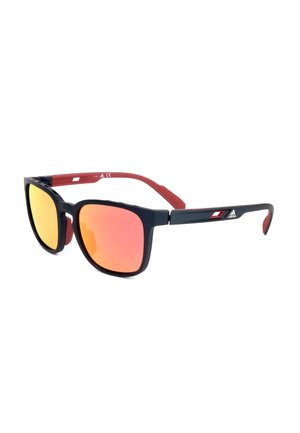 Occhiali da sole Adidas neri e rossi con lenti quadrate arancioni specchiate e logo sulla stanghetta, mostrati leggermente inclinati su fondo bianco.