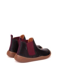 Bottines en cuir noir avec des panneaux élastiques bordeaux, doublure intérieure beige et semelles en caoutchouc. Présentent une finition lisse et des coutures contrastantes.