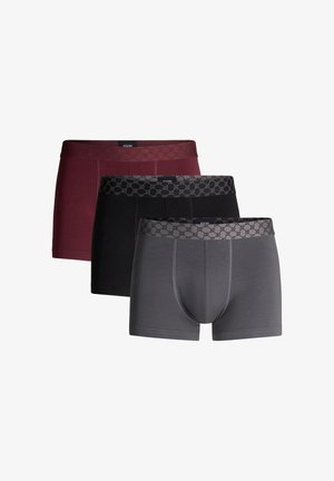 Trois paires de boxers : bordeaux, noir et gris. Tous présentent des ceintures élastiques texturées et une coupe ajustée. Tissu doux et coutures plates.