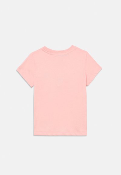 Ροζ βαμβακερό μπλουζάκι με κοντά μανίκια και στρογγυλή λαιμόκοψη. Λεία υφή, απλός σχεδιασμός, χωρίς ορατά σχέδια ή μεταλλικά στοιχεία.