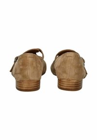 Zapatos de ante beige con un bajo tacón de madera. Presentan un diseño tipo slingback y un cierre de hebilla lateral. Superficie texturizada con acentos lisos.