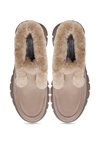 Beige velúr slip-on cipők, vastag, puha szőrmével a nyílás körül és strapabíró gumitalppal, egymás mellett.
