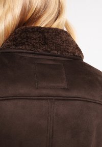 Vero Moda Cappotto corto - dark brown