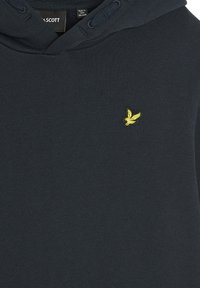 Felpa navy realizzata in tessuto testurizzato, con tasca a kanguro frontale, cordini e un piccolo logo giallo ricamato sul petto.