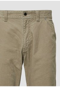 Olijfgroene corduroy broeken met verticale ribbels, voorzien van een knoopsluiting, ritsvlieg en standaard vijf zakken ontwerp.