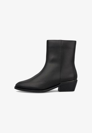 Schwarze Leder-Stiefelette mit spitzem Zeh, niedrigem Blockabsatz, sauberen Nähten und glatter Textur. Keine sichtbaren Muster oder Hardware-Akzente.