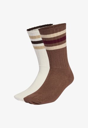 Calzini marroni e bianchi con trama a coste, strisce contrastanti in marrone, beige e bordeaux, con un design comodo di lunghezza media al polpaccio.