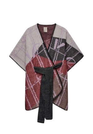 Poncho stile avvolgente con ampie maniche in motivo a quadri dai toni morbidi rosa, rosso e grigio, con rifiniture nere e una lunga cintura scura annodata in vita.