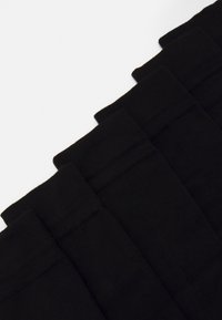 Sorte sokker med ribbede manchetter, jævnt justeret. Blødt, struktureret stof. Ingen mønstre eller synlige logoer. Rent, minimalistisk design.