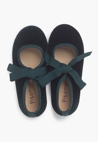 Ballerine in velluto nero con design a taglio, dotate di nastri in raso verde scuro annodati a fiocco sul davanti e morbide soletta beige.
