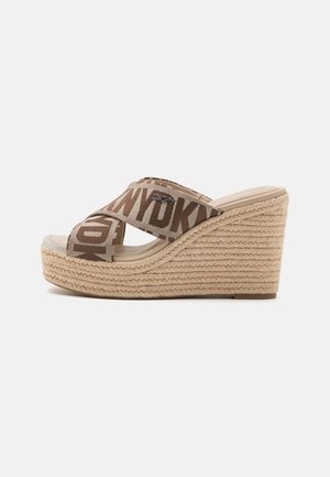 DKNY MARYN - Mules de tacón - chino