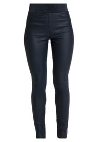 Svarta högmidjade leggings med en mjuk, läderliknande yta och fickor, åtsittande från midjan till anklarna mot en vit bakgrund.