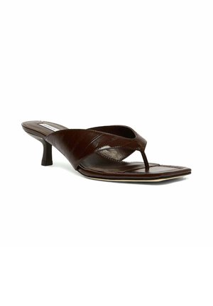 Sandale en cuir marron foncé avec petit talon kitten et bout carré, dotée de larges brides croisées.