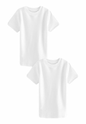 Deux t-shirts en coton blancs à manches courtes et à col rond côtelé. Le tissu semble lisse et léger, adapté pour un port décontracté.
