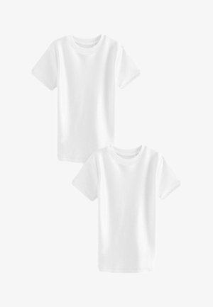 Zwei weiße Baumwoll-T-Shirts mit kurzen Ärmeln und einem gerippten Rundhalsausschnitt. Der Stoff erscheint glatt und leicht, ideal für lässige Bekleidung.