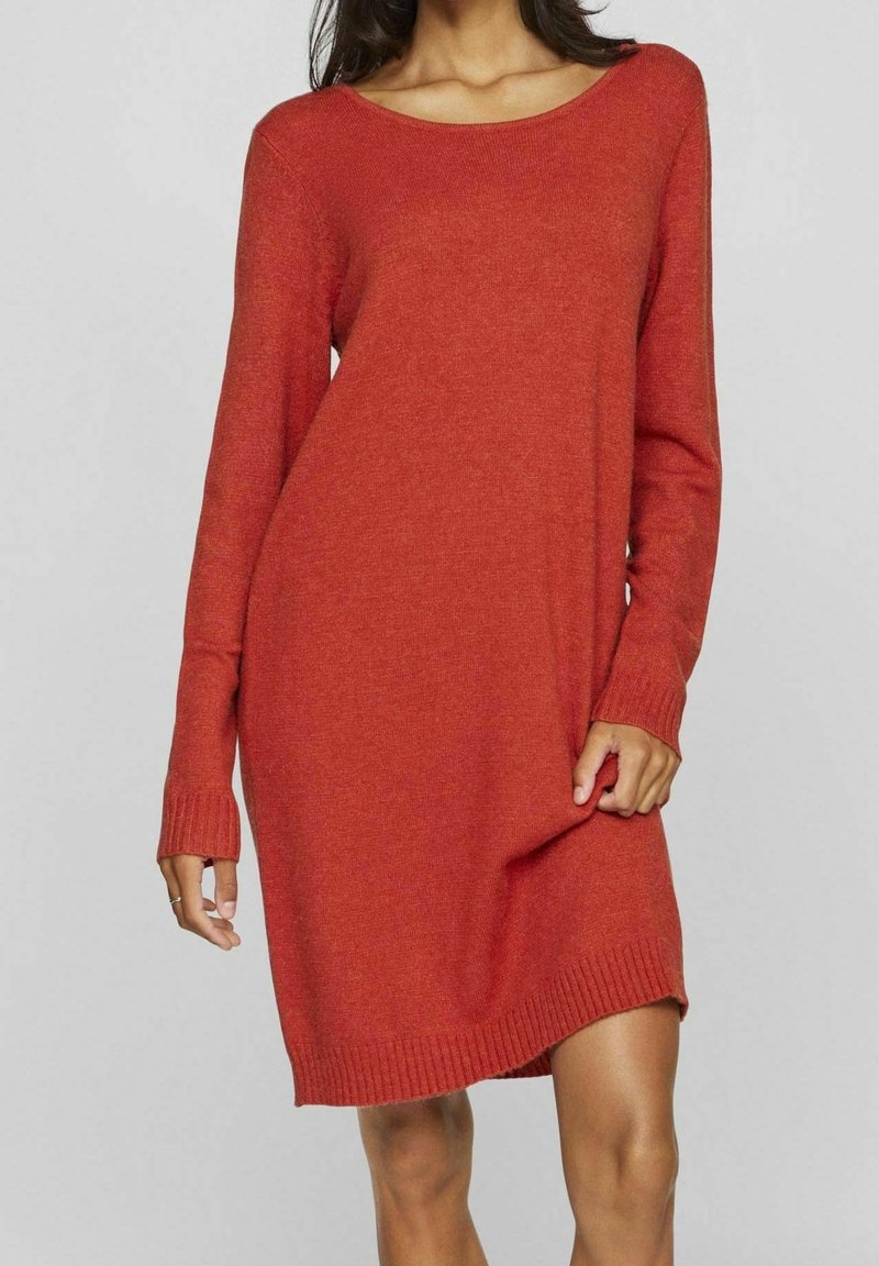 Strickkleid mit langen Ärmeln in lebendigem Rot und weitem Ausschnitt. Mit gerippten Bündchen und Saum für eine entspannte, lockere Passform.