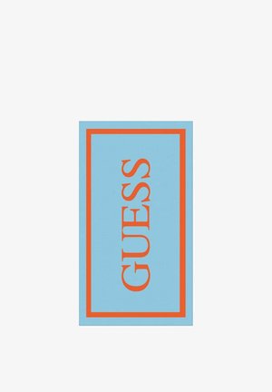 Tarjeta rectangular azul con un borde naranja y la palabra "GUESS" escrita verticalmente en letras naranjas.