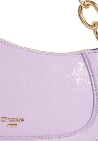 Sac en simili cuir violet avec une surface texturée, un design incurvé, une bandoulière en chaîne dorée et un logo en relief "Dune London".