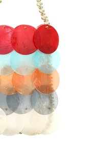 Farbige runde Pailletten in Rot, Blau, Orange, Grau und Transparent auf einer Handtasche mit Perlenkette, die unterschiedliche Transparenz und einen glänzenden Finish zeigt.