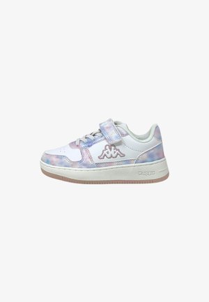 Sneaker bianca e tie-dye pastello con cinturino in Velcro, allacciatura frontale, logo Kappa sul lato e suola in gomma.