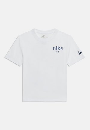 Λευκό κοντομάνικο T-shirt Nike με σκούρο μπλε κείμενο "nike" και λογότυπο στο στήθος και μαύρο λογότυπο Nike swoosh στο αριστερό μανίκι.