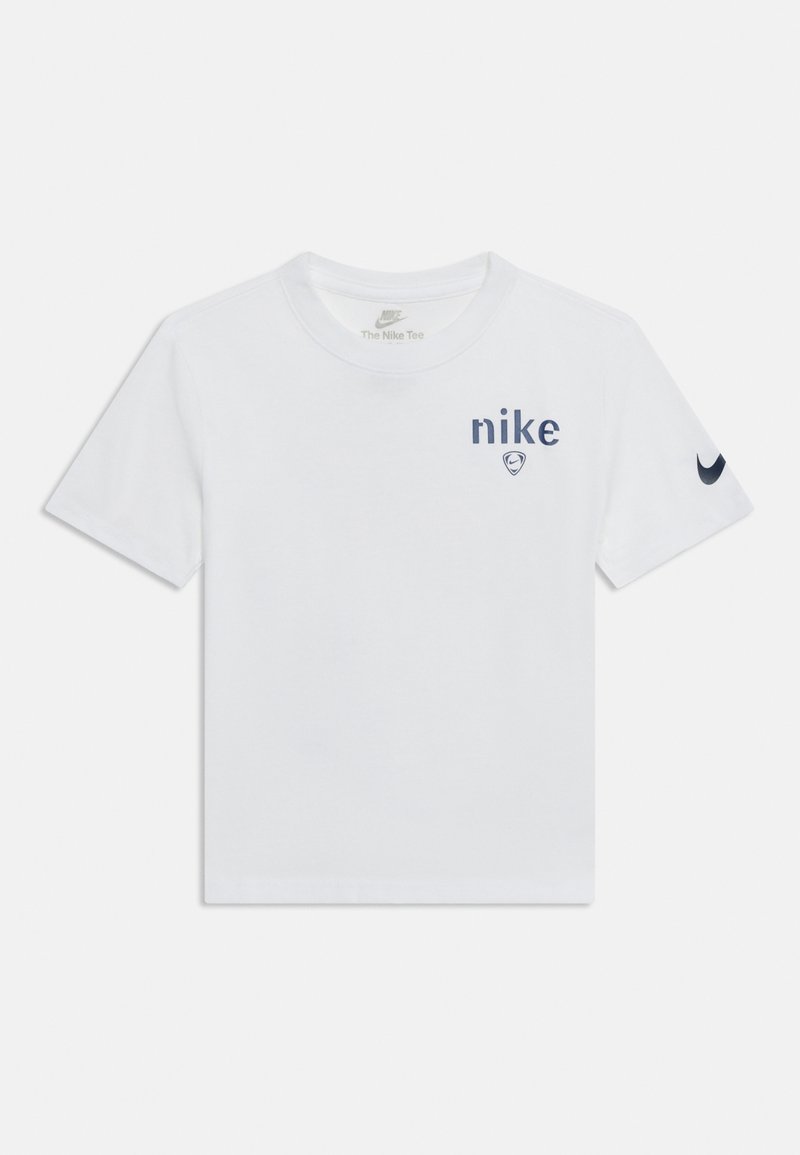 Λευκό κοντομάνικο T-shirt Nike με σκούρο μπλε κείμενο "nike" και λογότυπο στο στήθος και μαύρο λογότυπο Nike swoosh στο αριστερό μανίκι.
