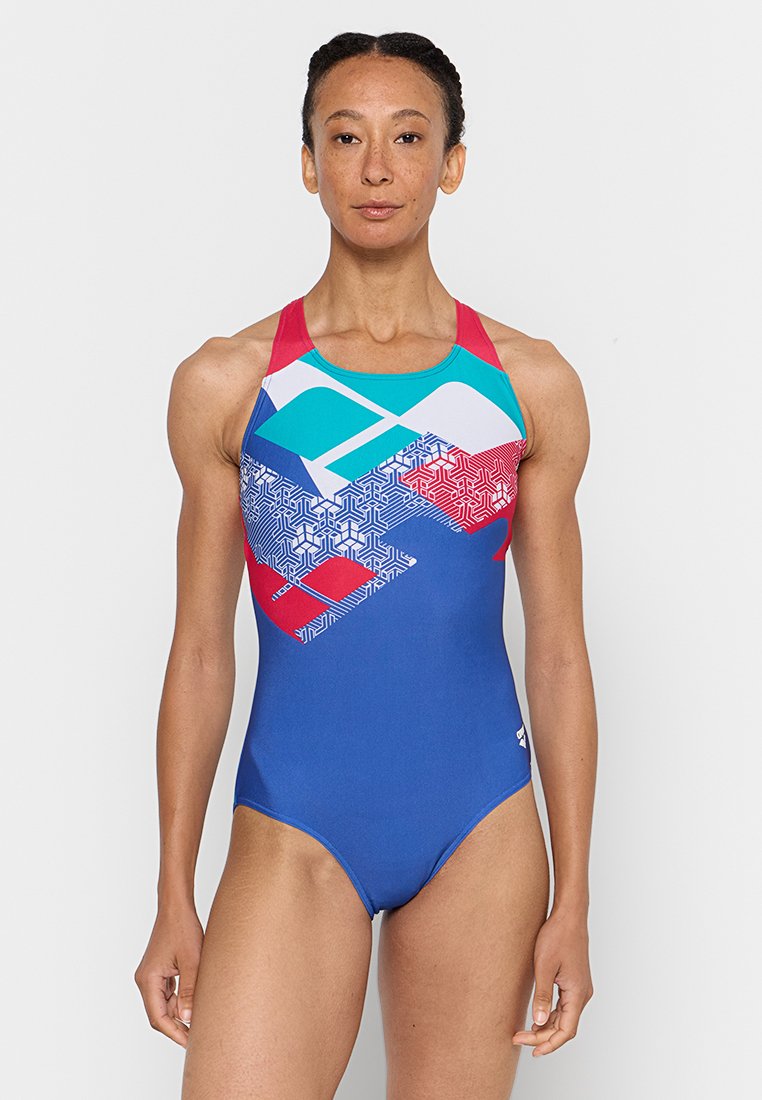 Maillot de bain une pièce bleu avec un motif géométrique en teal, rouge et blanc. Il a un col haut et un dos nageur pour un bon maintien.