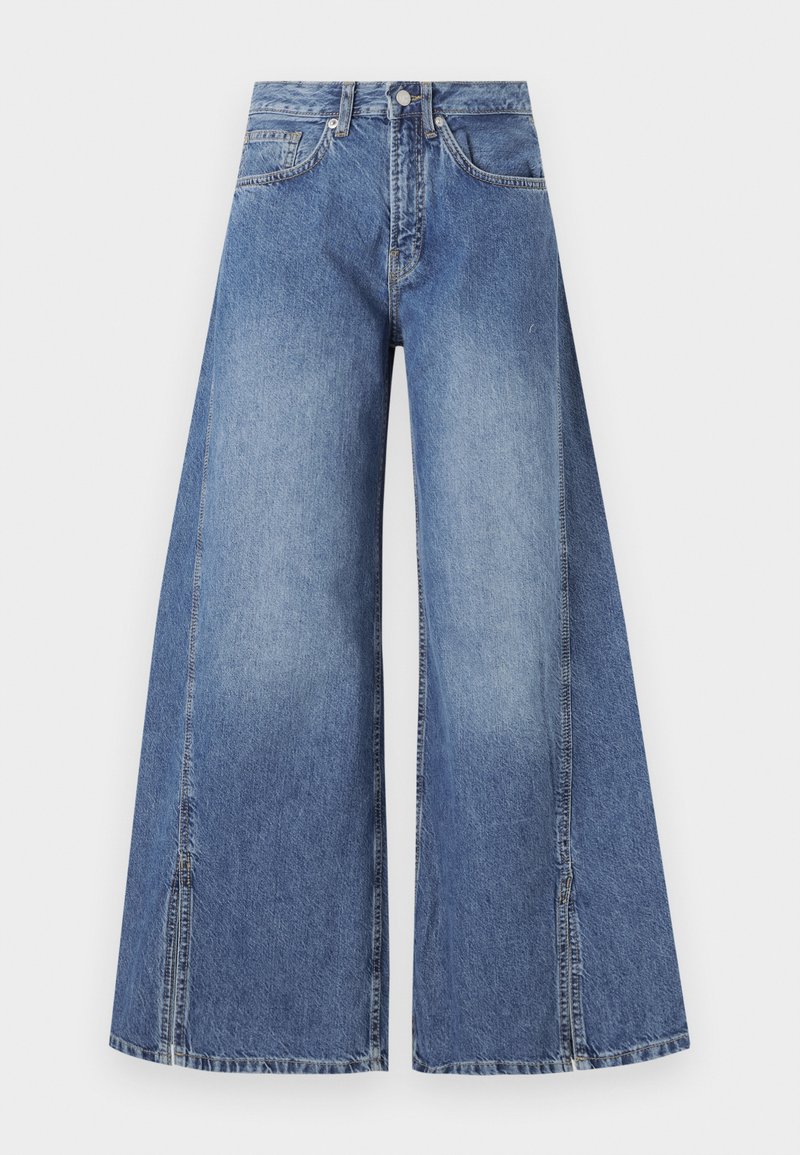 Jean en denim à jambes larges de couleur bleu clair. Fabriqué en coton texturé, avec une taille haute, des poches avant et des coutures latérales distinctes.