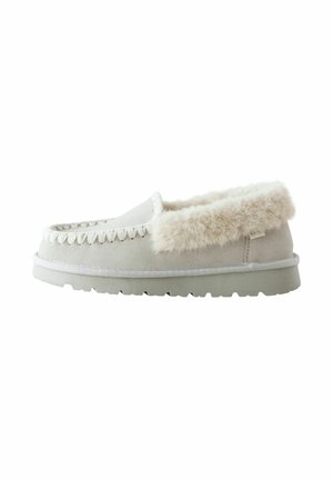 Chausson style mocassin gris clair à doublure en fourrure crème moelleuse et détails cousus le long du bord supérieur, semelle en caoutchouc plate.