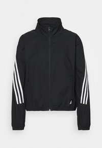 Schwarze Sportjacke mit hohem Kragen, durchgehendem Reißverschluss und elastischen Bündchen. Sie verfügt über drei weiße Streifen an jedem Ärmel und ein Logo am Saum.