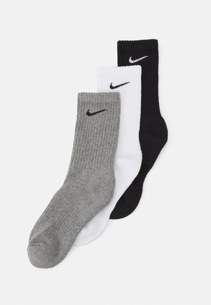 Três pares de meias Nike de cano curto em cinza, branco e preto. Todas apresentam textura canelada e um pequeno logótipo preto na bainha.