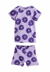 Completo in cotone lavanda a maniche corte con motivi floreali viola con centri gialli, include pantaloni corti abbinati con un design simile.
