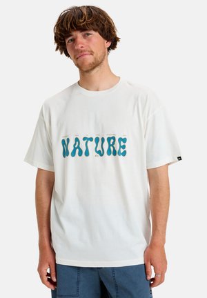 Hvit bomulls t-skjorte med grafisk design som leser "NATURE" i blått og grønt, med en avslappet passform og korte ermer.