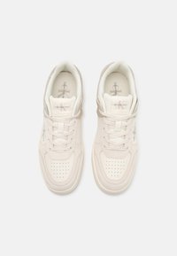 Calvin Klein Jeans BASKET CUP LACEUP - Sportcipő - creamy white/eggshell