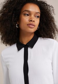 WE Fashion Blúzka so zapínaním na gombíky - white
