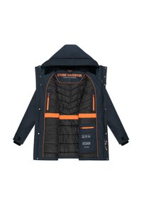 Jūras zila izolēta jaka ar oranžiem akcentiem, kapuci un vairākām iekšējām kabatām. Iespējas, piemēram, kviltas tekstūra un rāvējslēdzēja aizdare.