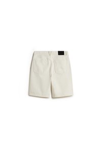 Cremfarbene Shorts aus Baumwolle mit einem klassischen Design, zwei Gesäßtaschen und einem Markenpatch am Bund.
