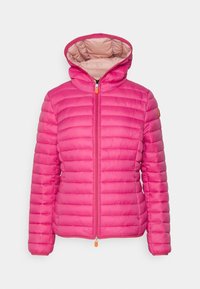 Giacca trapuntata rosa con cappuccio, dotata di una cerniera frontale e un tirante arancione. Il materiale ha una texture liscia e un design leggero.