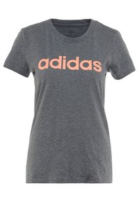 Szary bawełniany t-shirt z okrągłym dekoltem i krótkimi rękawami, z dużym różowym logo "adidas" nadrukowanym z przodu.