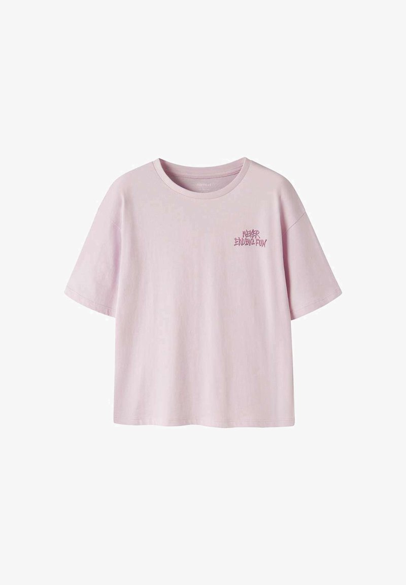T-shirt en coton rose clair à manches courtes avec un col rond et un petit texte "Never Ending Fun" imprimé en rose foncé sur la poitrine gauche.