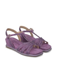 Sandalias de ante moradas con acentos de cristal, diseño abierto, correas ajustables y una suela de cuña baja. Plantilla texturizada plana para mayor comodidad.
