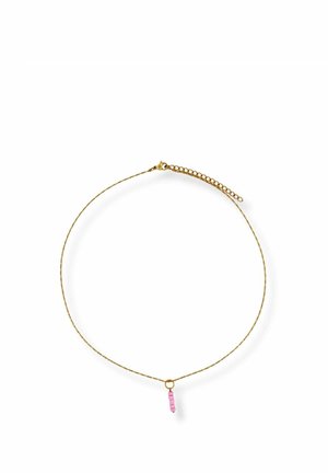 Zarte goldene Halskette mit kleinem vertikalem Anhänger aus fünf rosa Perlen, verstellbarer Verschluss auf weißem Hintergrund.