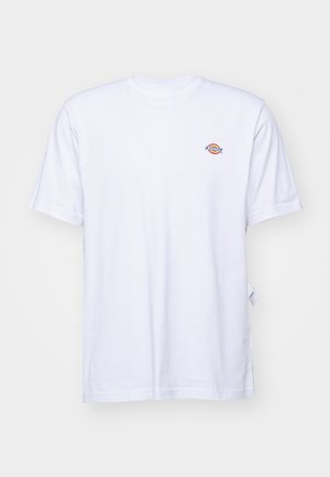 Hvit bomulls t-skjorte med v-hals og korte ermer. Har en liten fargerik brodert logo på venstre bryst. Myk tekstur.