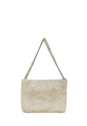 Metallic creme håndtaske med kædetras, rektangulær form, tekstureret mesh-yderlag og subtil glans. Har små, runde perforeringer.