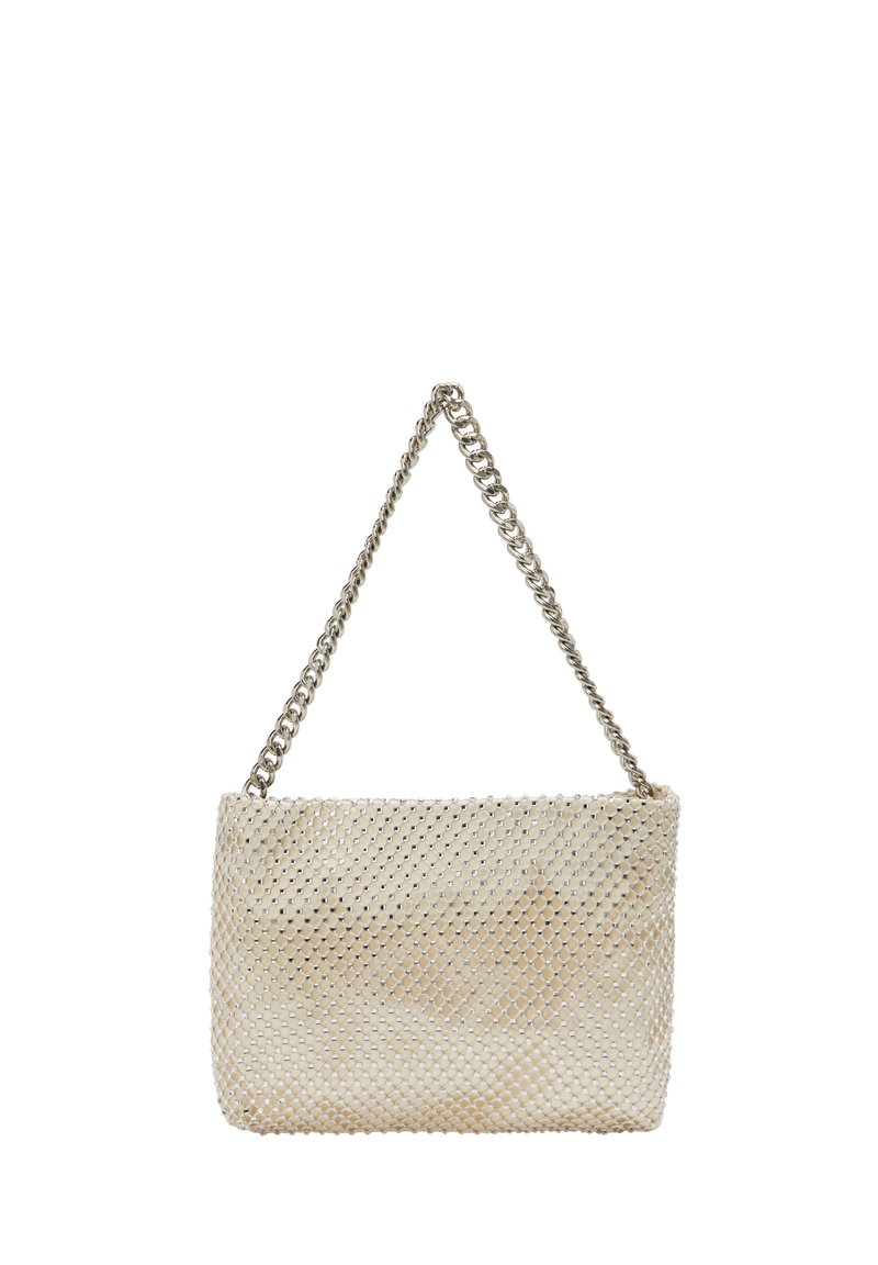 Metallic creme håndtaske med kædetras, rektangulær form, tekstureret mesh-yderlag og subtil glans. Har små, runde perforeringer.