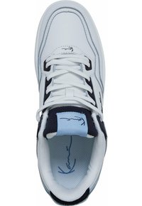 Fehér bőr sneaker tengerészkék részletekkel, kerek orral, párnázott nyelvvel és texturált betéttel, amelyen világoskék márkázó címke található.