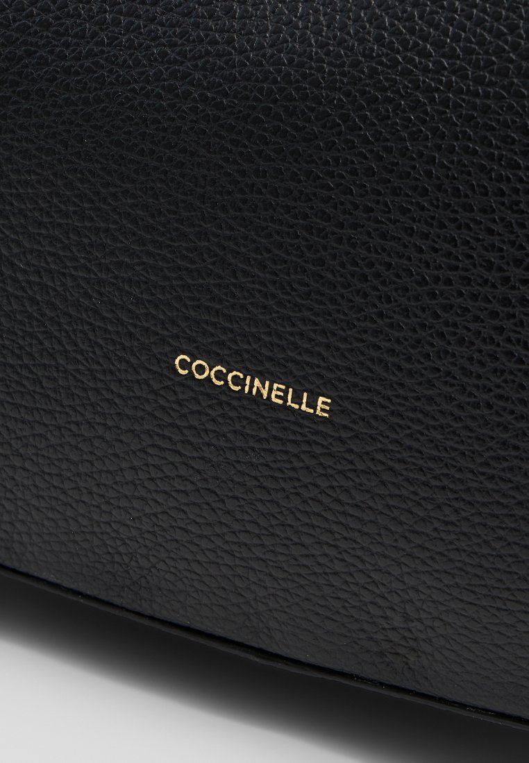 Borsa in pelle nera con texture, caratterizzata dal marchio "Coccinelle" in rilievo in oro. Il design è minimale, senza hardware o accessori aggiuntivi.