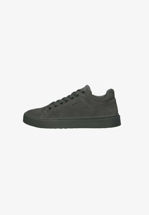 Zapatilla de ante gris oscuro con punta redondeada, suela plana de goma y diseño con cordones. Presenta costuras discretas y una marca en el costado.