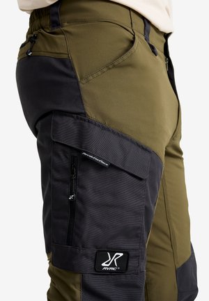 Cargo-Hosen zeichnen sich durch ein gemischtes Design aus dunkelgrauem und olivgrünem Stoff aus, mit mehreren mit Reißverschluss versehenen Taschen und einem Logo-Patch an der Seite.
